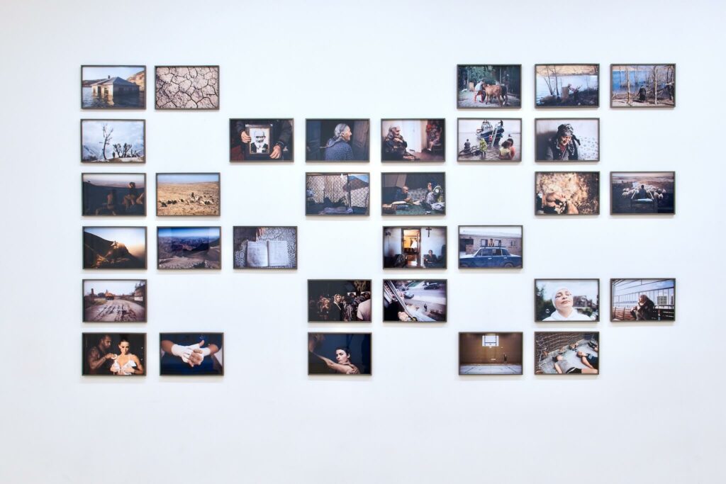 ZînKolektif, Witness To The Moment, exhibition Acts of Conflactions, Galerie AC. Art & Dialogue, Berlin 2025, courtesy of Sumac Space